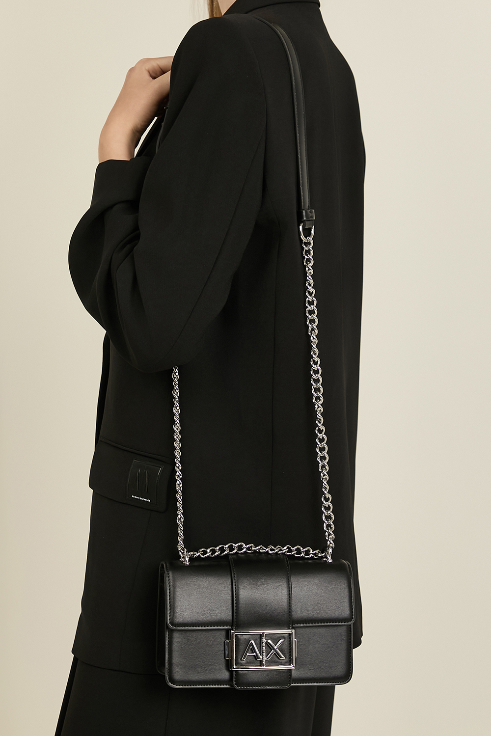 תמונת כל הלוק של תיק כתף